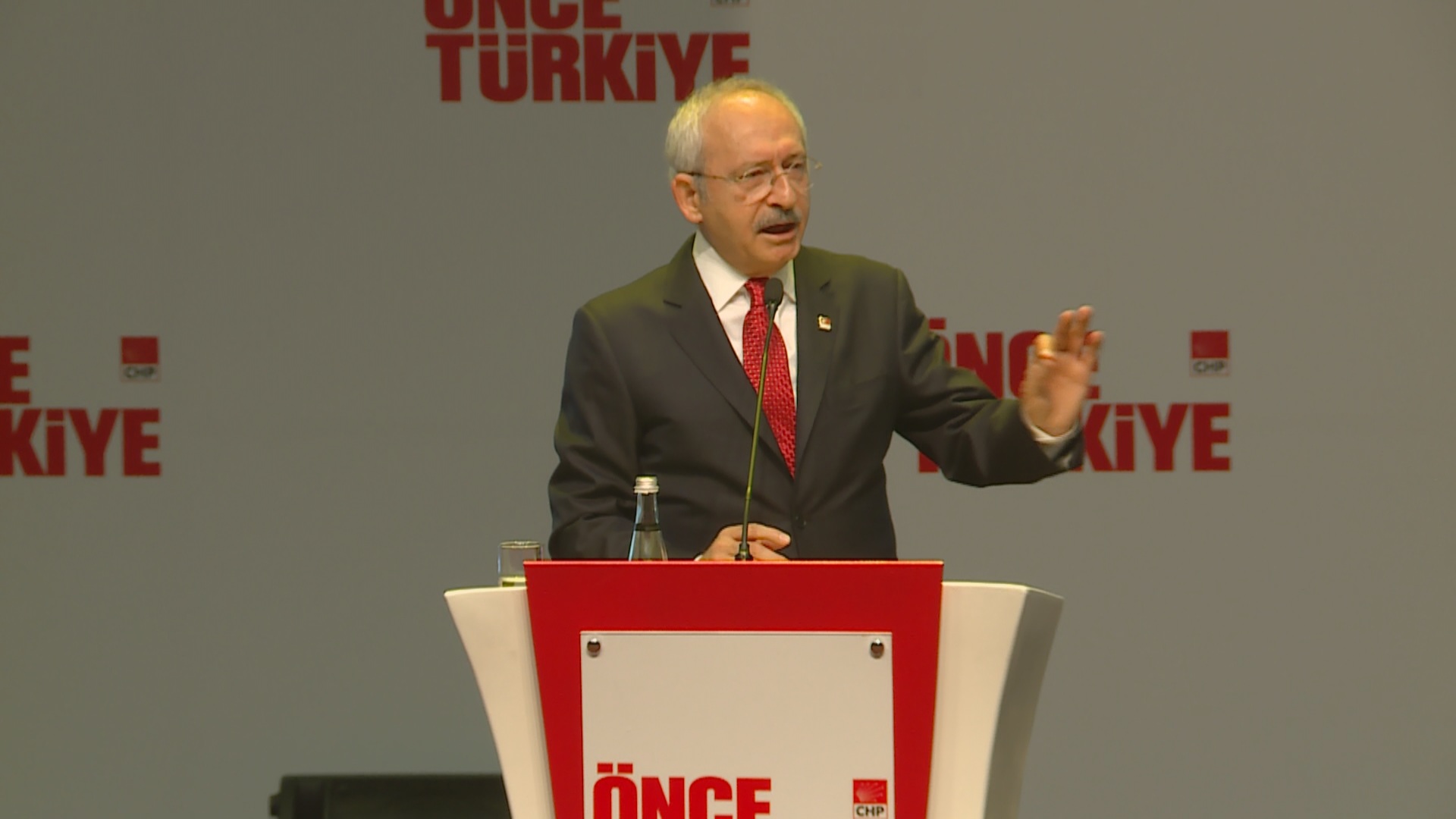 Di nav CHPê de nîqaşên li ser serokatiyê berdewam in